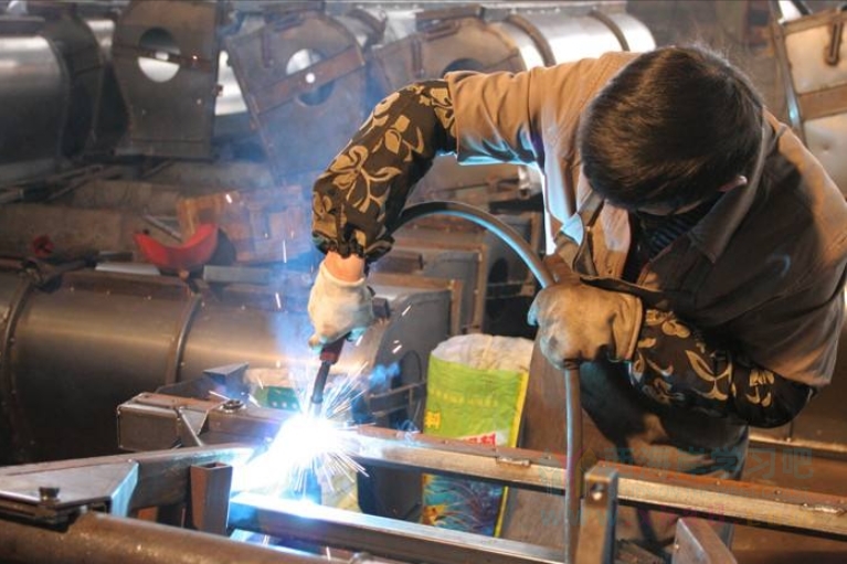 焊工实操考试试卷(K22)使用二氧化碳焊进行“I”形坡口板平位对接焊，其焊缝长度为150mm，板厚4~6mm